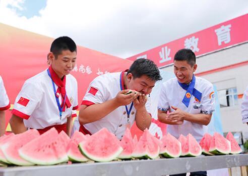 哈尔滨群众吃瓜视频,群众围观吃瓜，现场热闹非凡